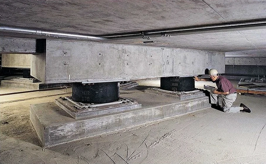 Diseño de Aislación Sísmica de Base en Las Condes: Protección Estructural con Normativa Chilena